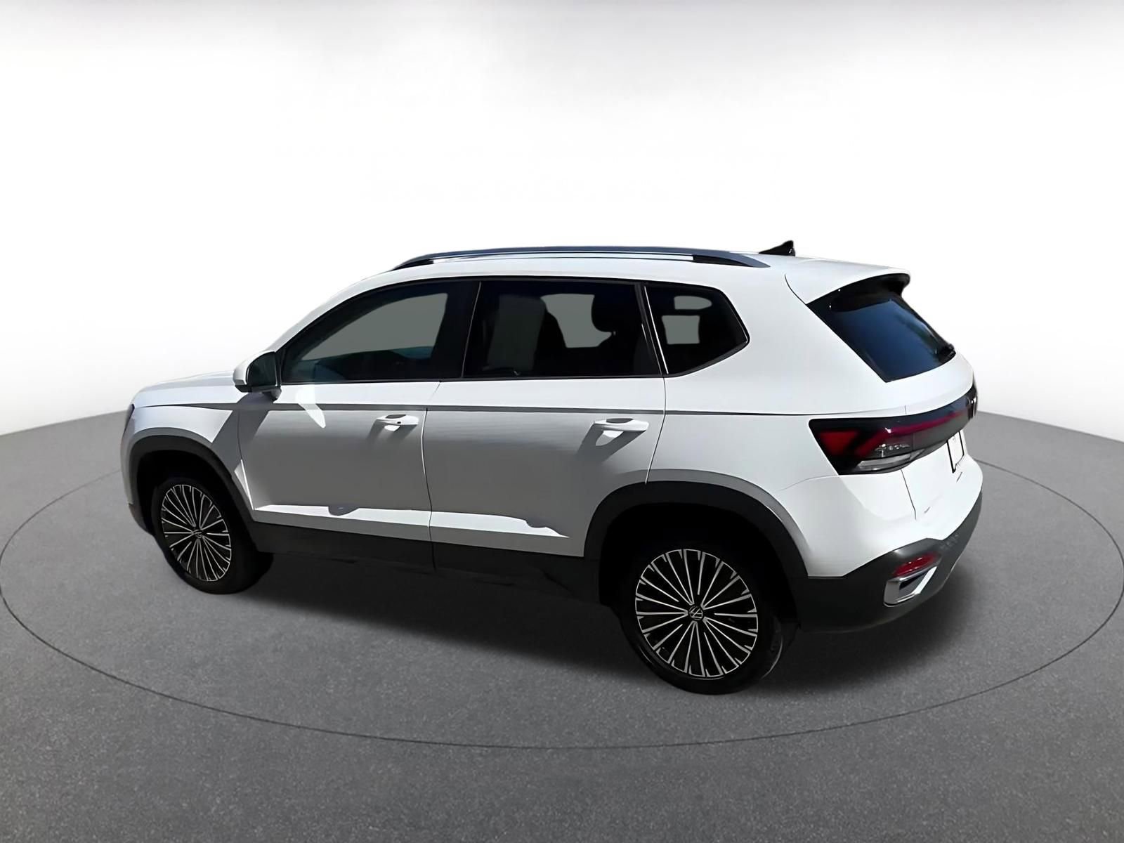 Used 2025 Volkswagen Taos SE FWD image 10