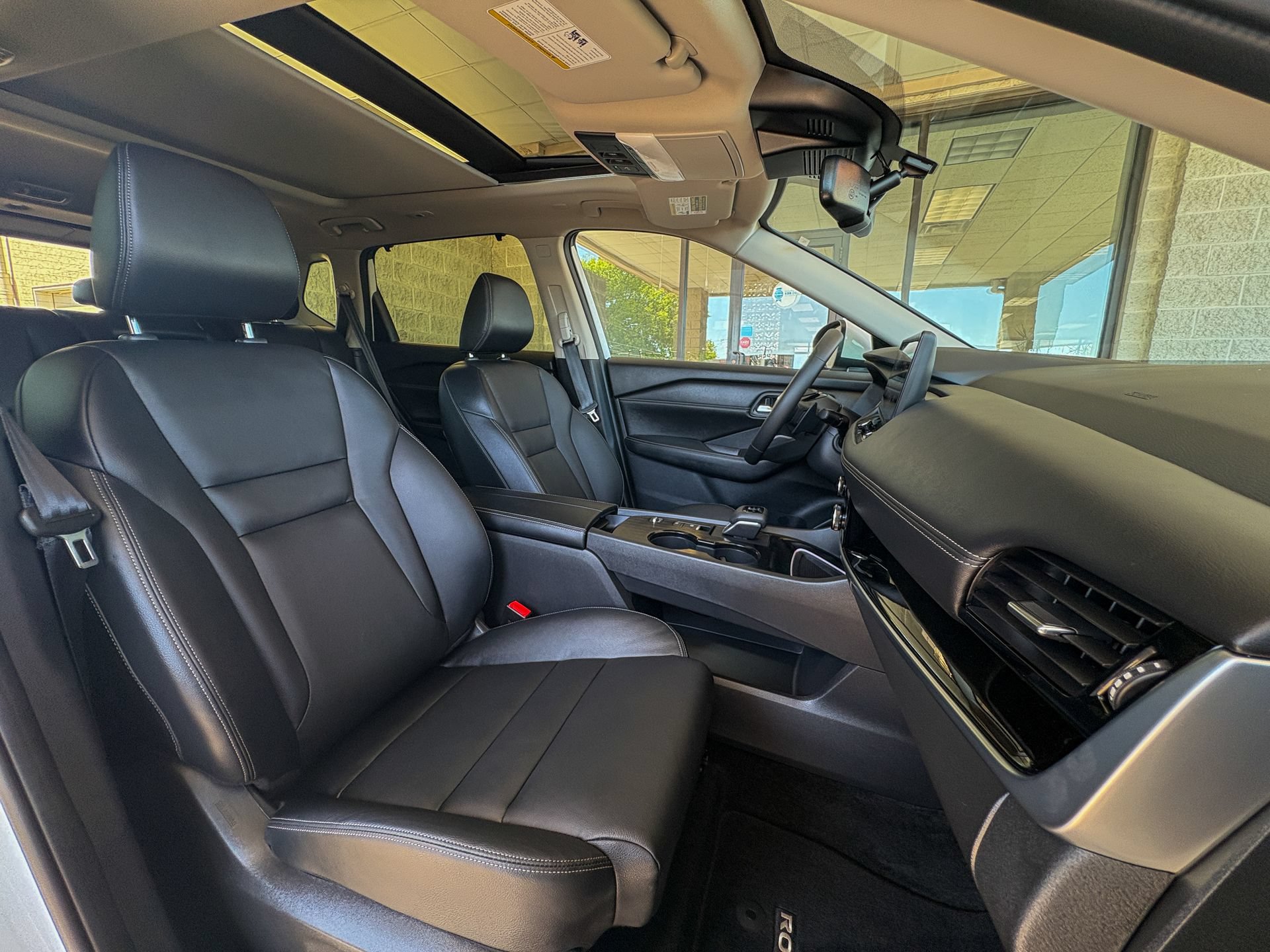 Used 2025 Nissan Rogue SL w/ SL Premium Package FWD image 26