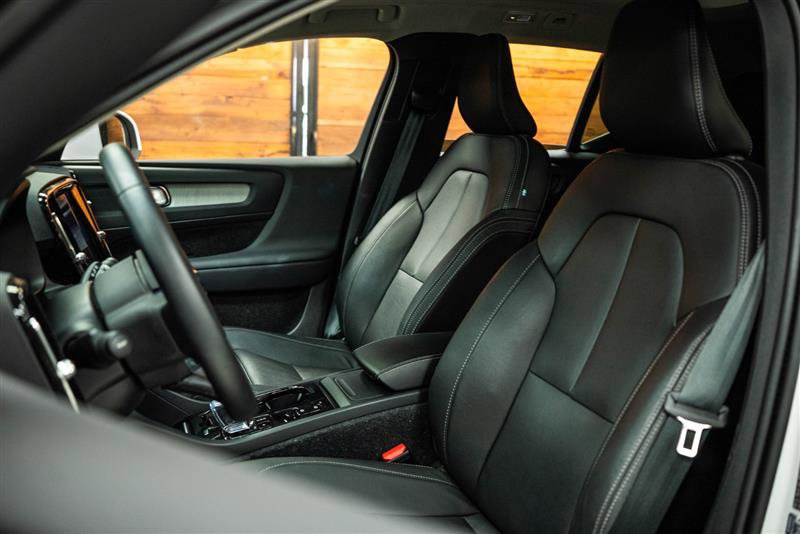 Used 2024 Volvo XC40 B5 Plus image 10