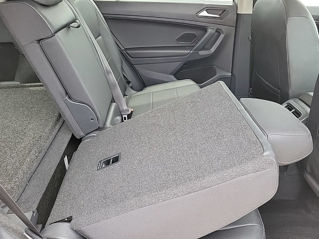 Used 2020 Volkswagen Tiguan SE w/ Panoramic Sunroof Package AWD/4WD image 16