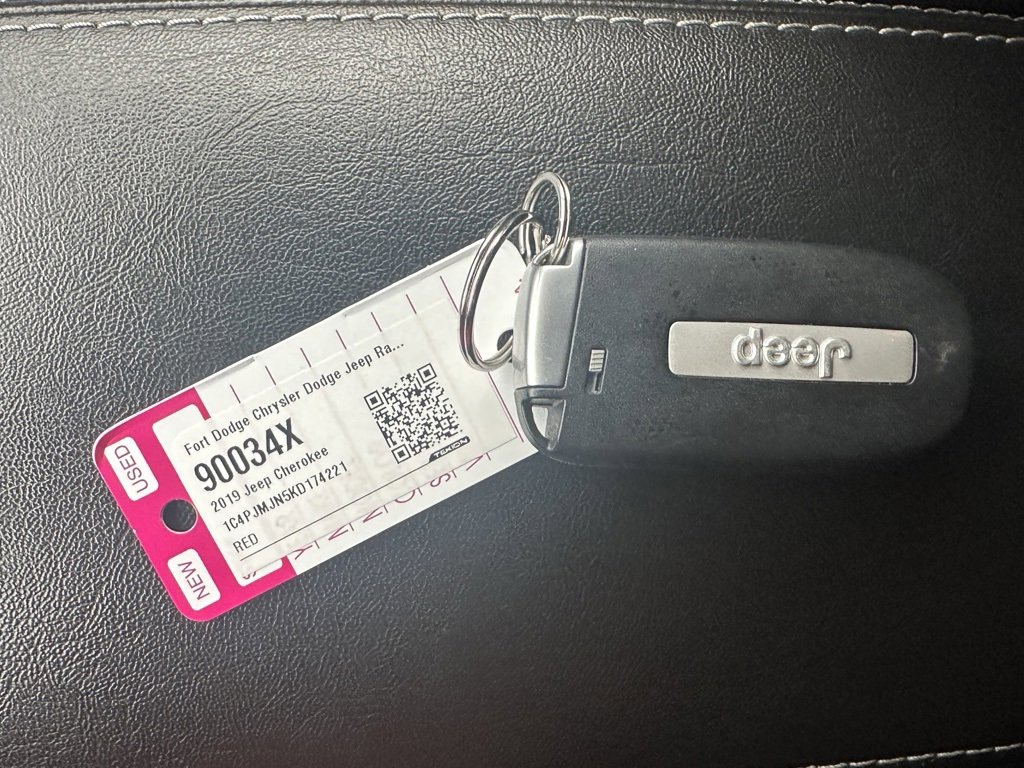 Used 2019 Jeep Cherokee Overland w/ Technology Group image 37