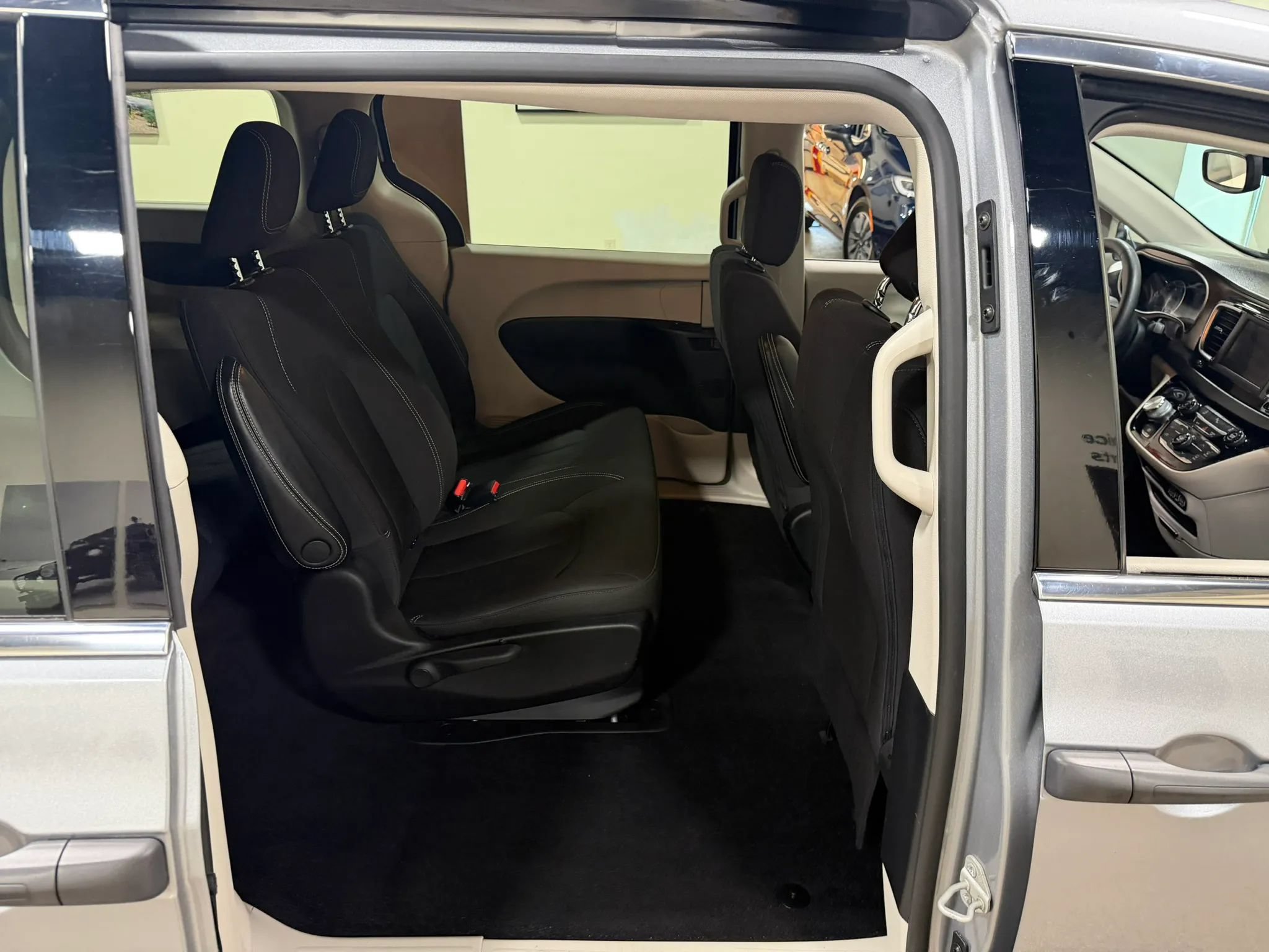 Used 2021 Chrysler Voyager L FWD image 35
