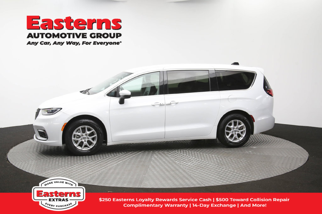 Used 2023 Chrysler Pacifica Touring-L FWD image 61