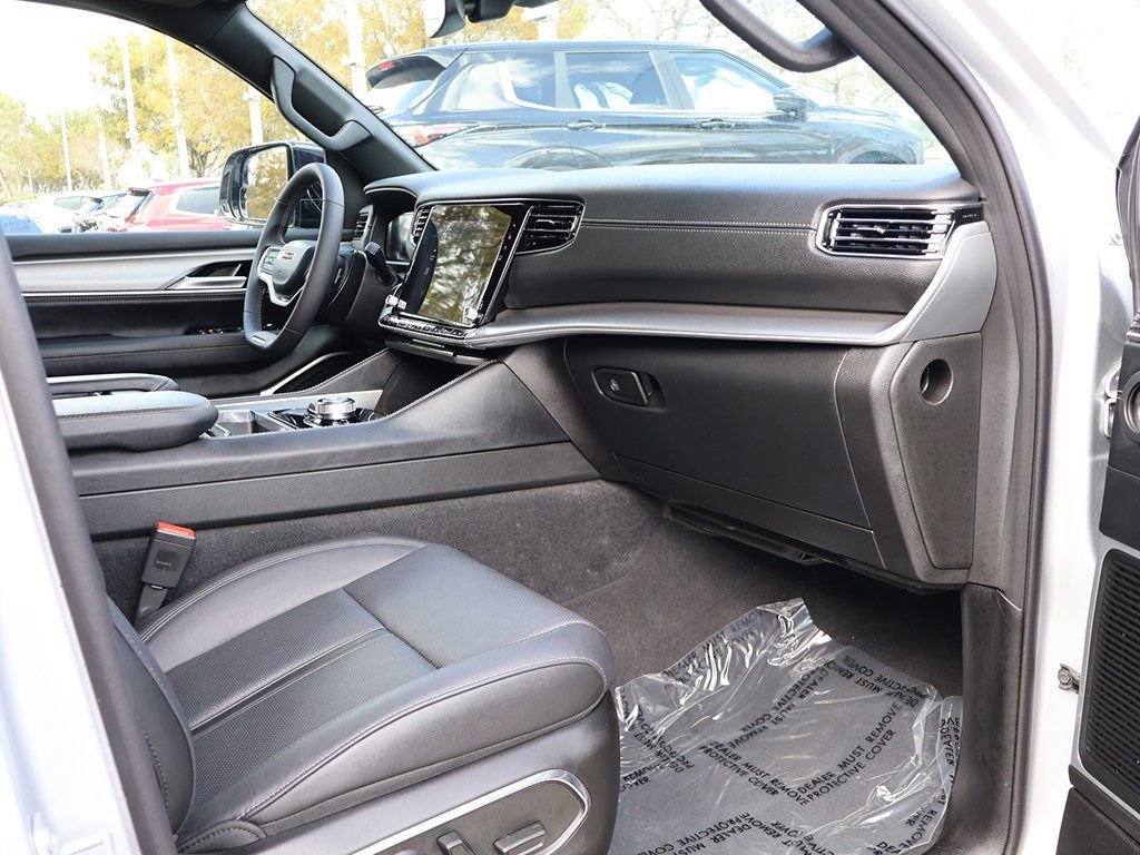 Used 2025 Jeep Wagoneer L Series II w/ 8-pass Seating Package AWD/4WD image 29