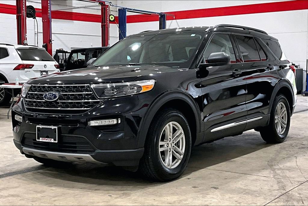 Used 2022 Ford Explorer XLT w/ Equipment Group 202A AWD/4WD image 30