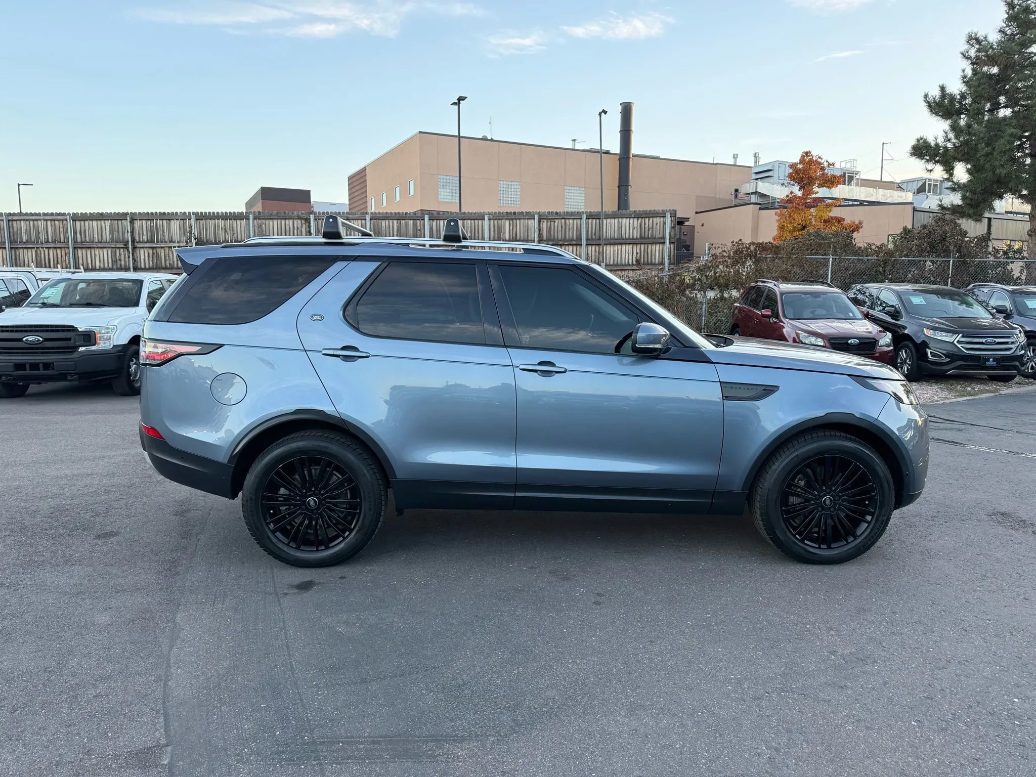 Used 2019 Land Rover Discovery HSE image 11
