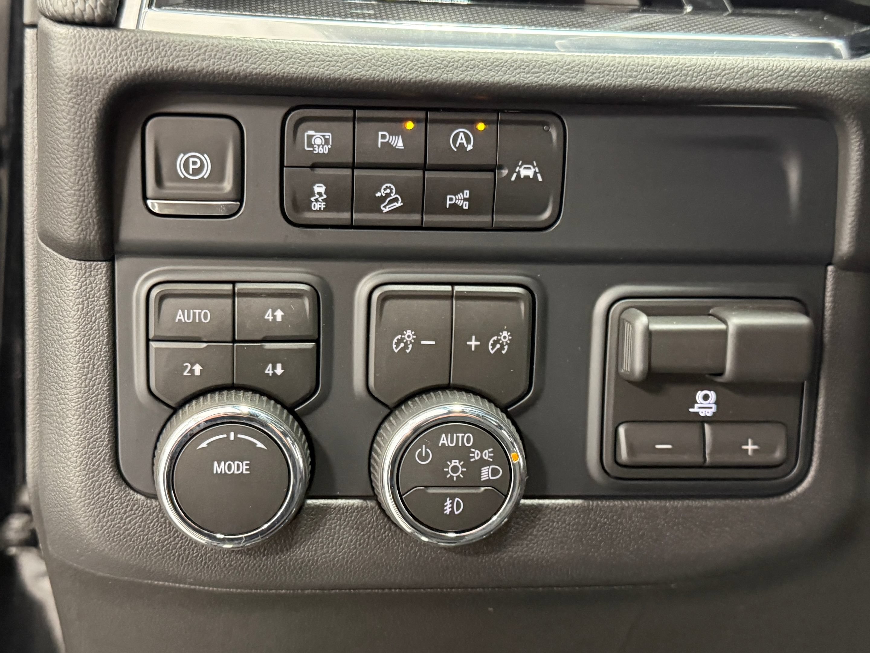 Used 2026 Chevrolet Suburban RST w/ Comfort Package AWD/4WD image 24