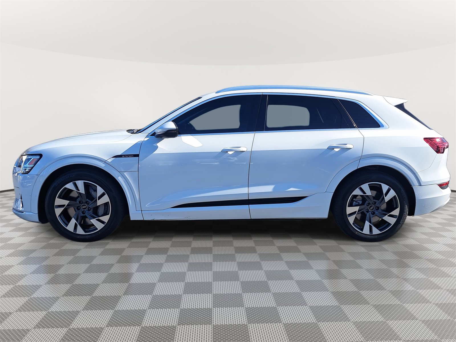 Used 2023 Audi e-tron Premium image 8