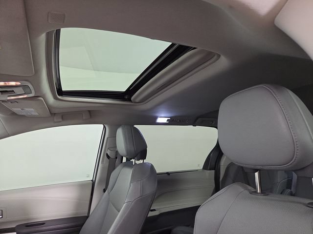 Used 2022 Toyota Sienna XLE FWD image 32