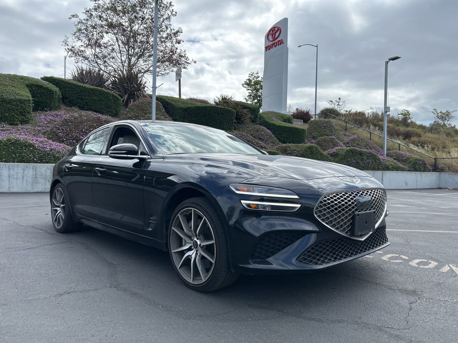Used 2025 Genesis G70 2.5T image 1