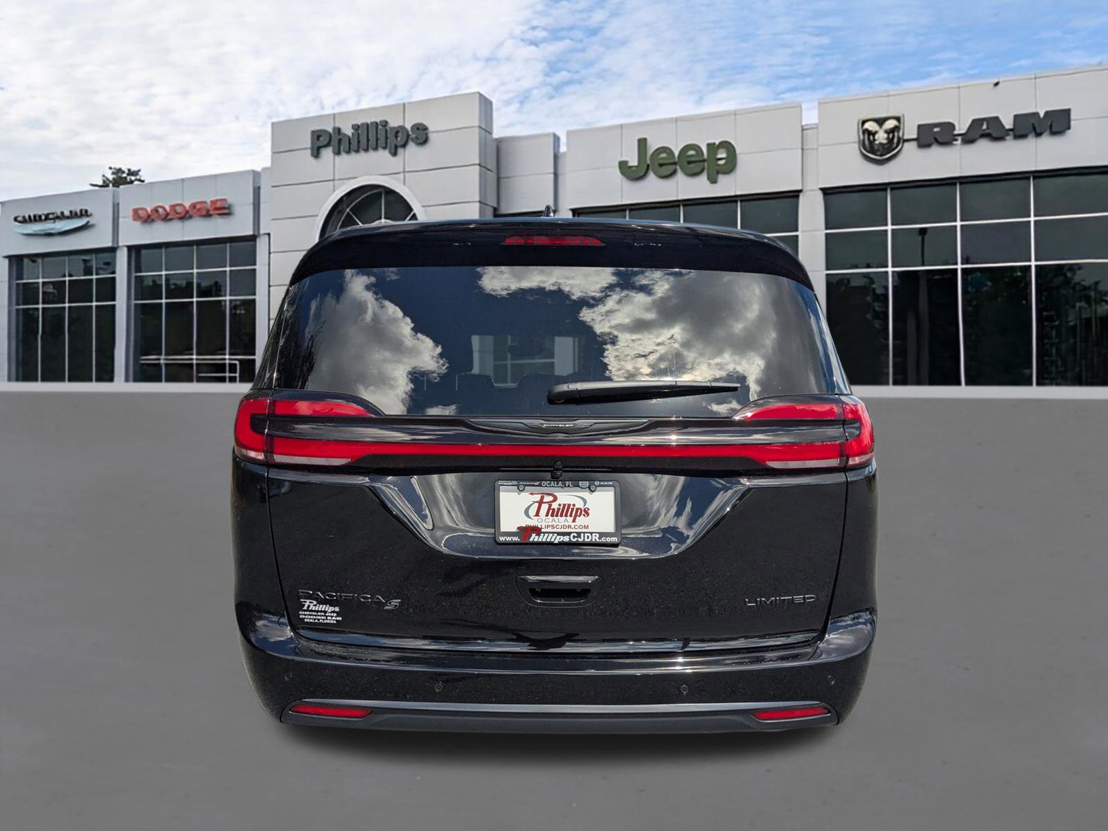New 2026 Chrysler Pacifica Limited image 4