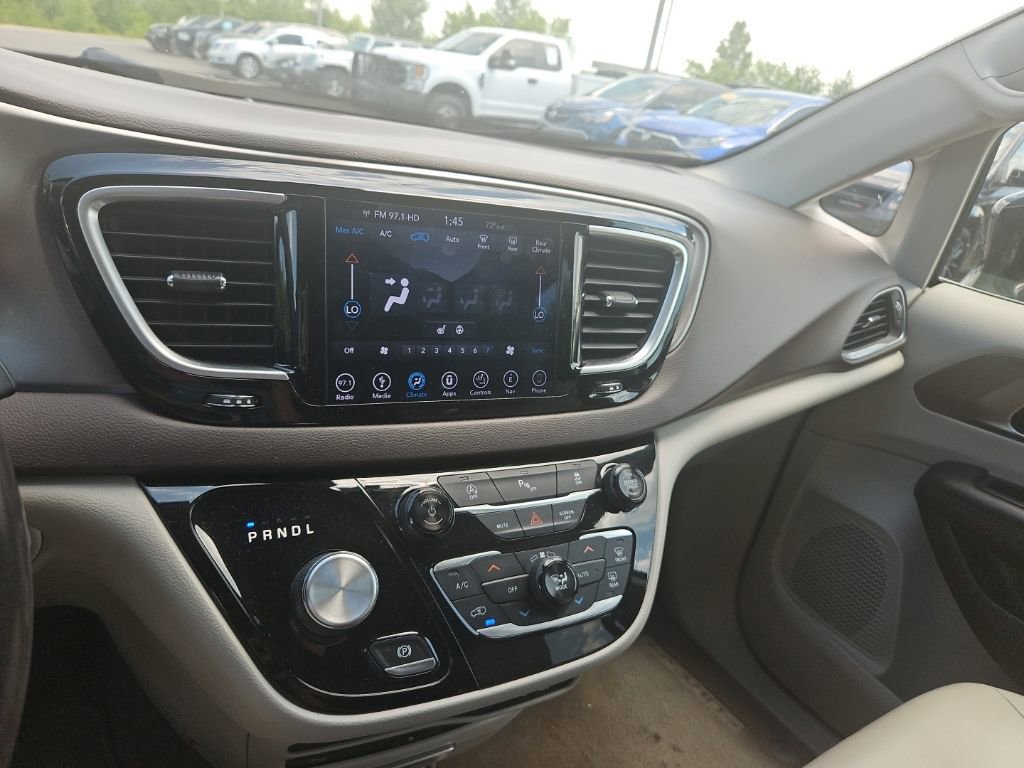 Used 2018 Chrysler Pacifica Touring-L Plus FWD image 17
