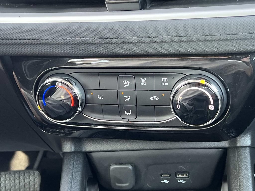 Used 2025 Chevrolet TrailBlazer LT AWD/4WD image 19