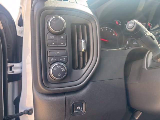 Used 2025 Chevrolet Silverado 1500 Custom Trail Boss w/ Dark Appearance Package AWD/4WD image 19