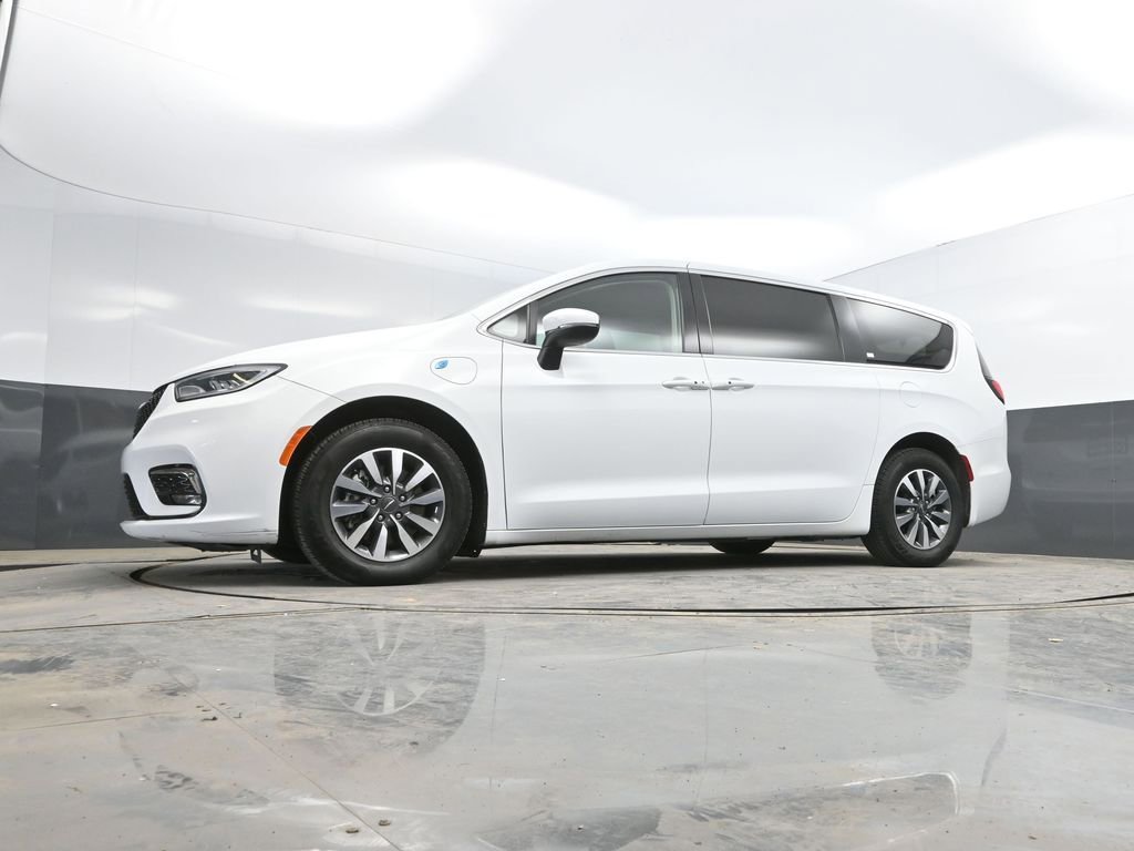 Used 2023 Chrysler Pacifica Touring-L FWD image 34