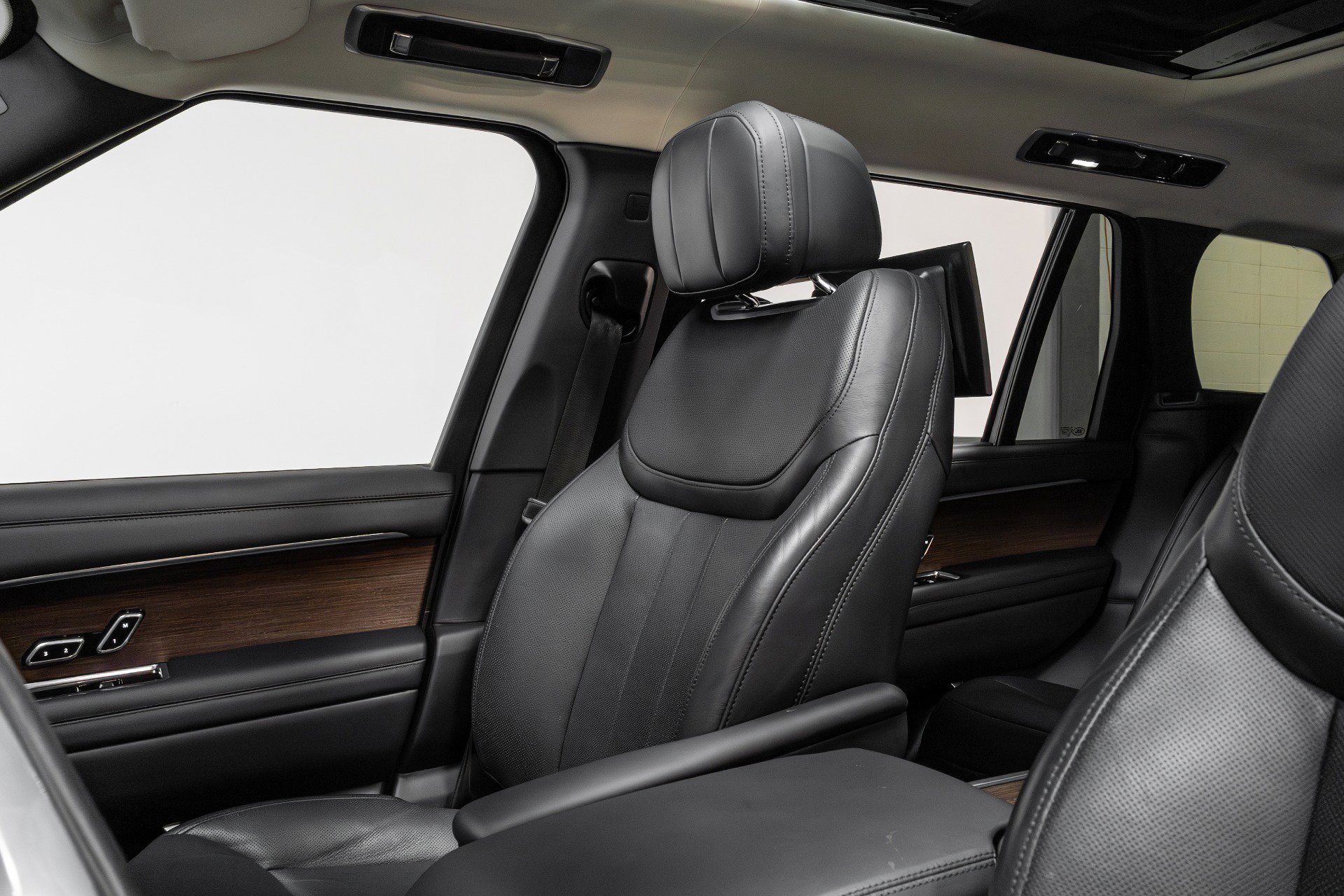 Used 2023 Land Rover Range Rover Long Wheelbase Autobiography image 6