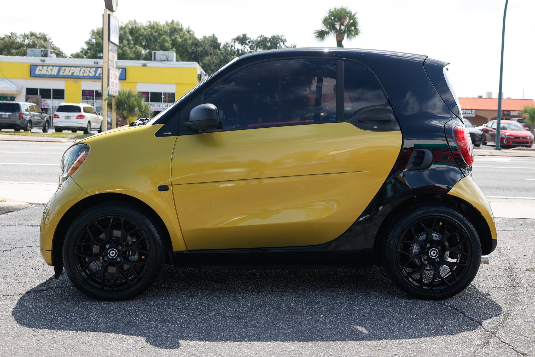 Used 2017 smart fortwo Proxy RWD image 4