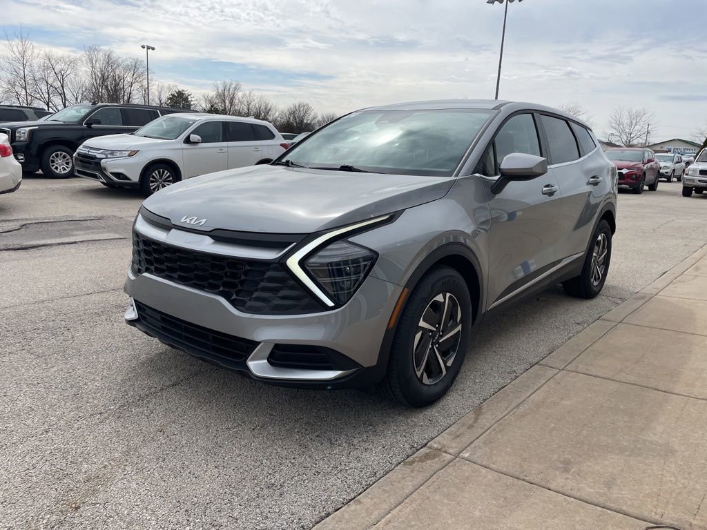 Used 2024 Kia Sportage LX FWD image 2
