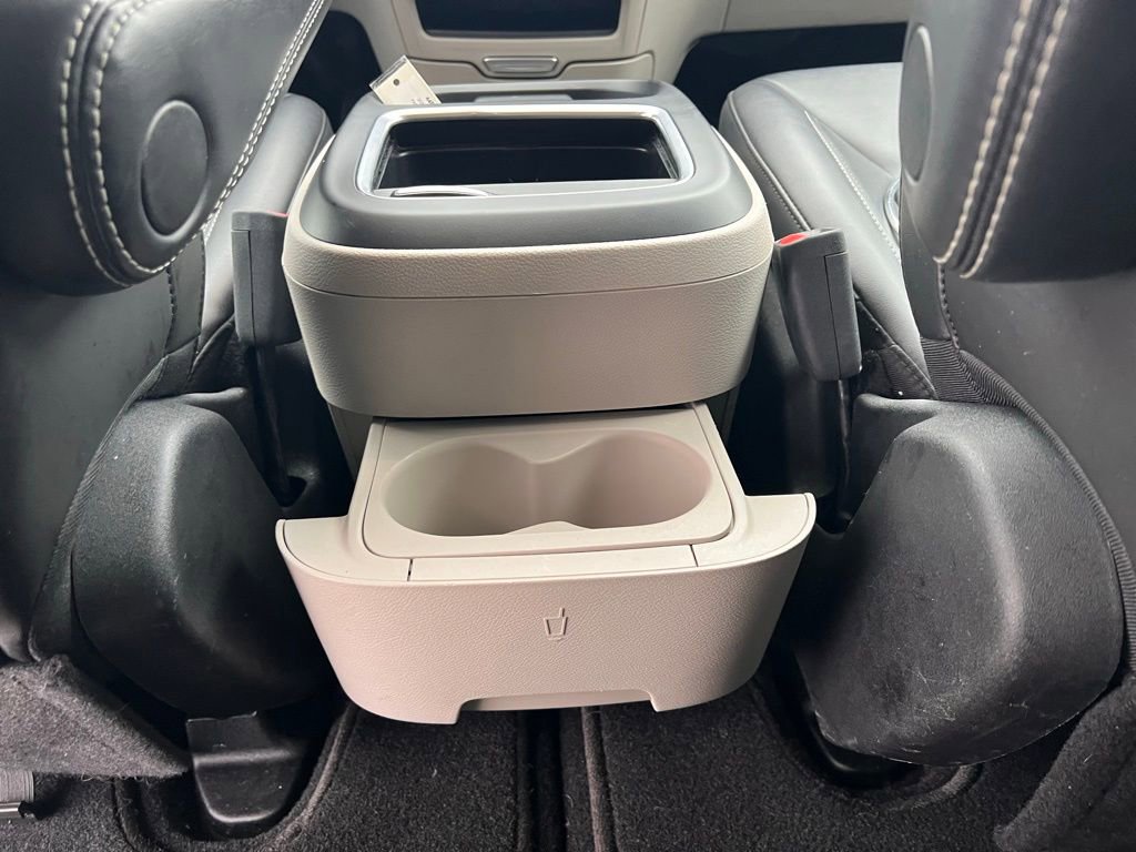 Used 2024 Chrysler Pacifica Touring-L image 13