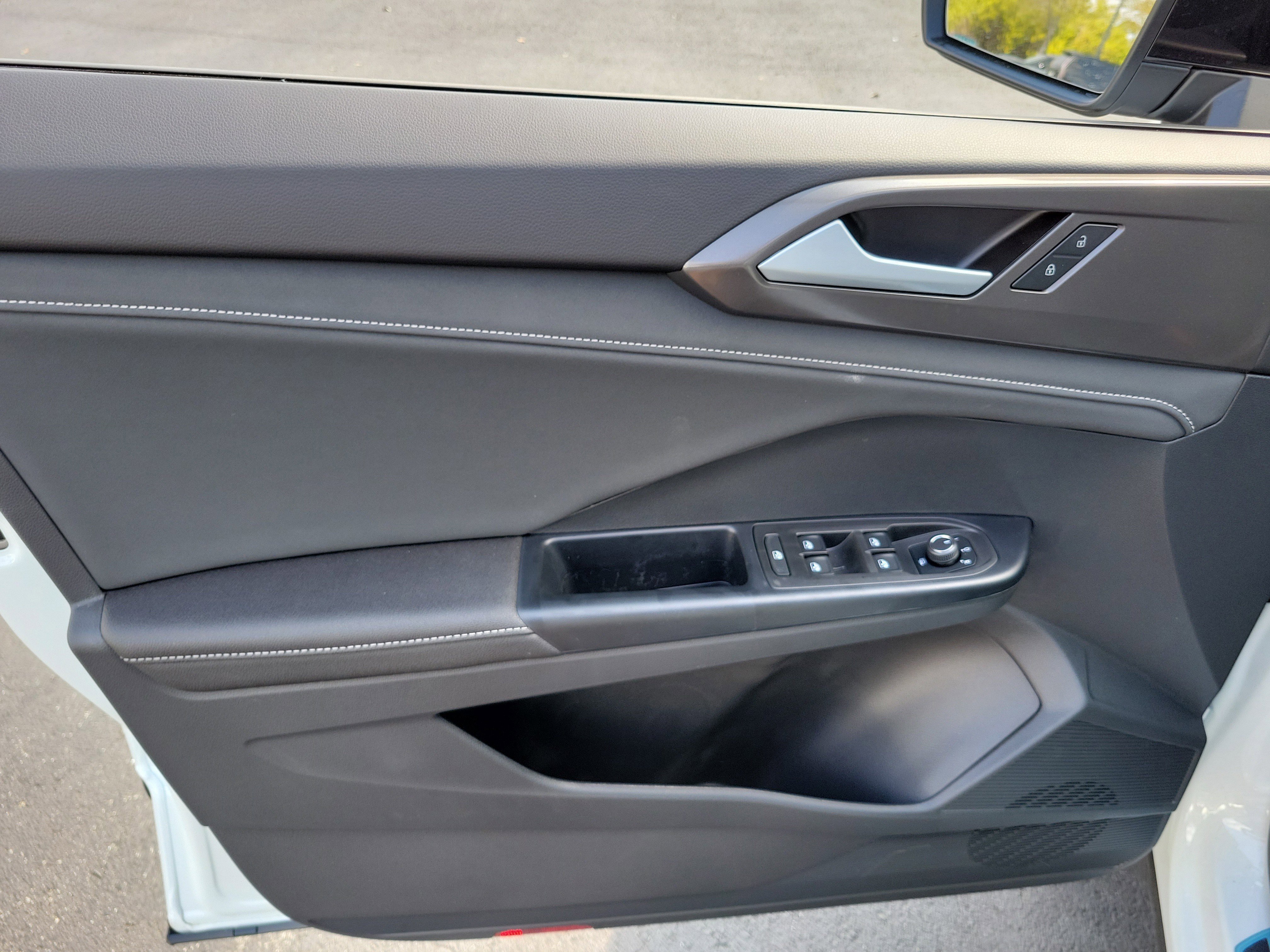 New 2026 Volkswagen Taos SE FWD image 21
