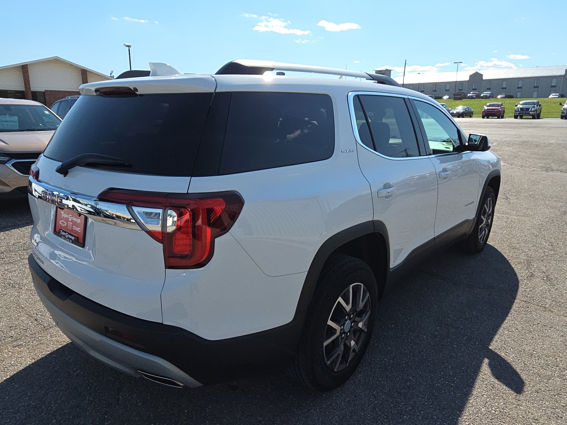 Used 2023 GMC Acadia SLE w/ Driver Convenience Package image 6