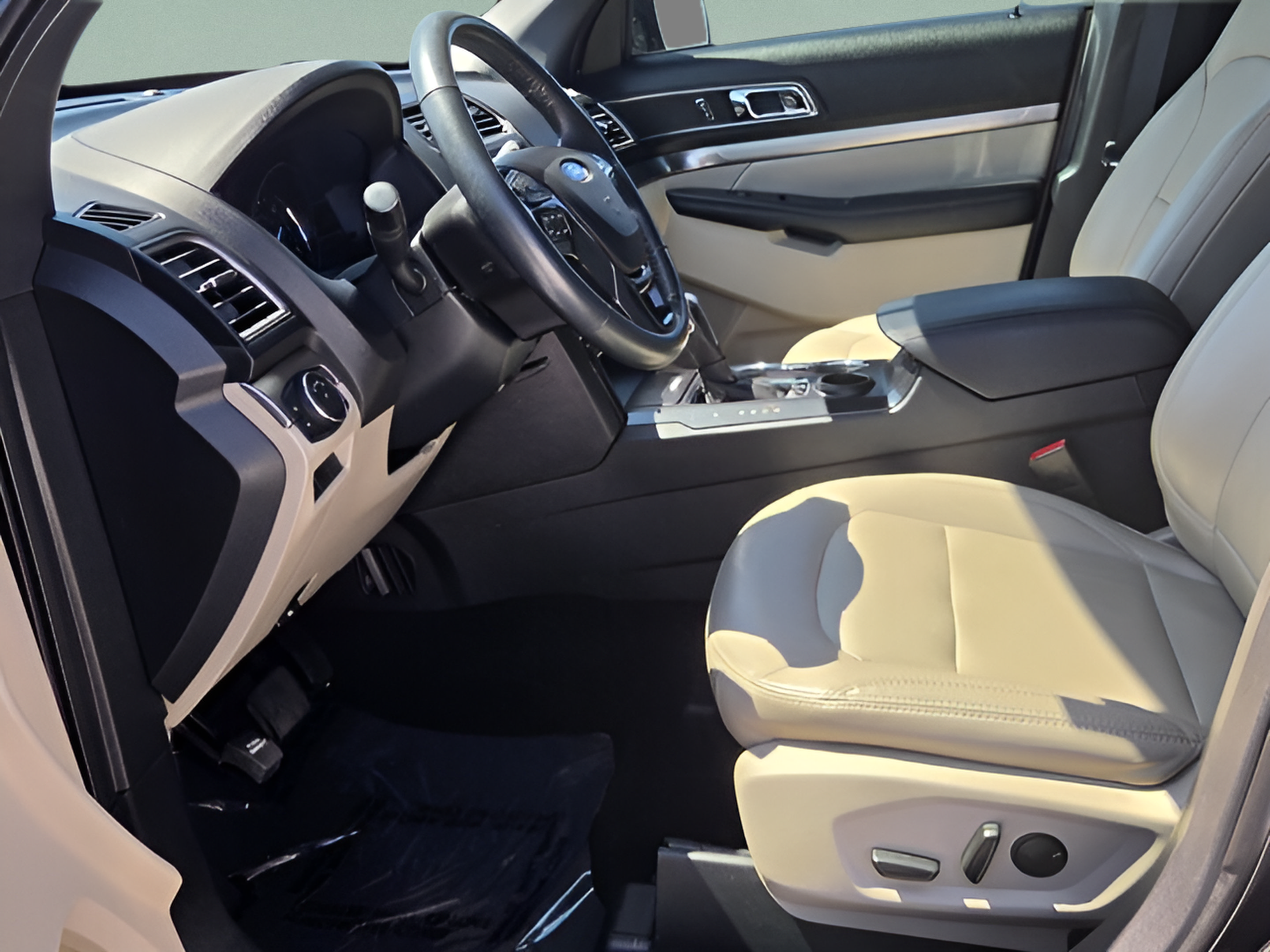 Used 2019 Ford Explorer XLT w/ Equipment Group 202A FWD image 10