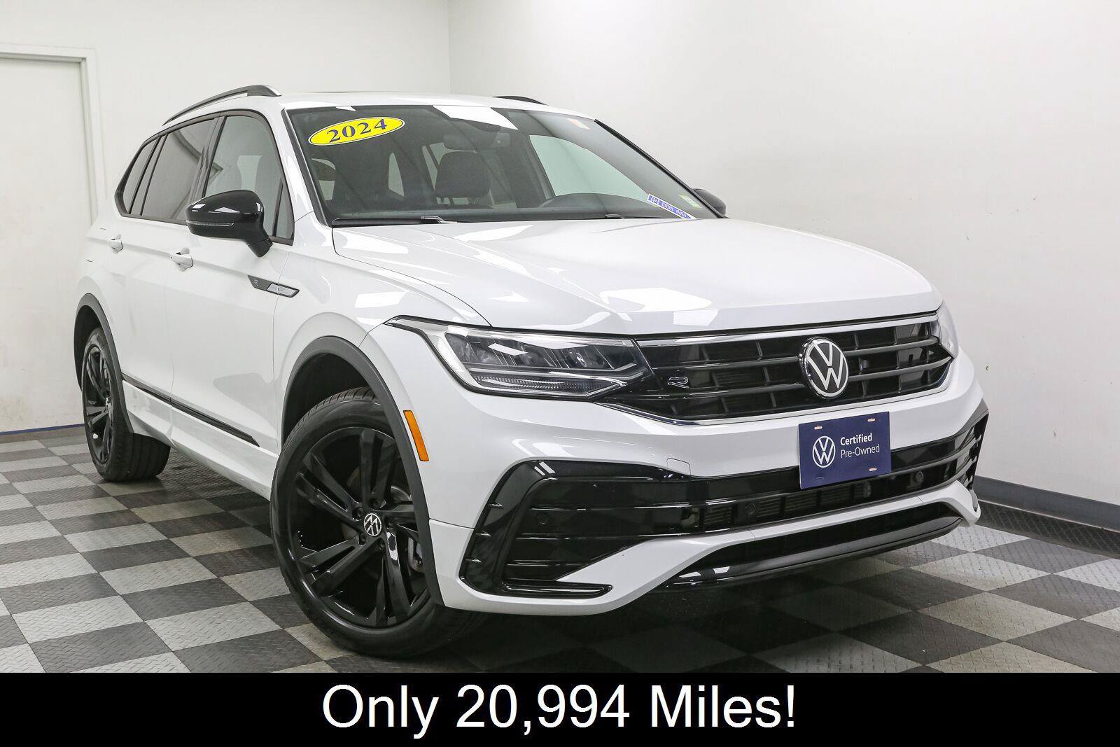 Certified 2024 Volkswagen Tiguan SE R-Line AWD/4WD image 3