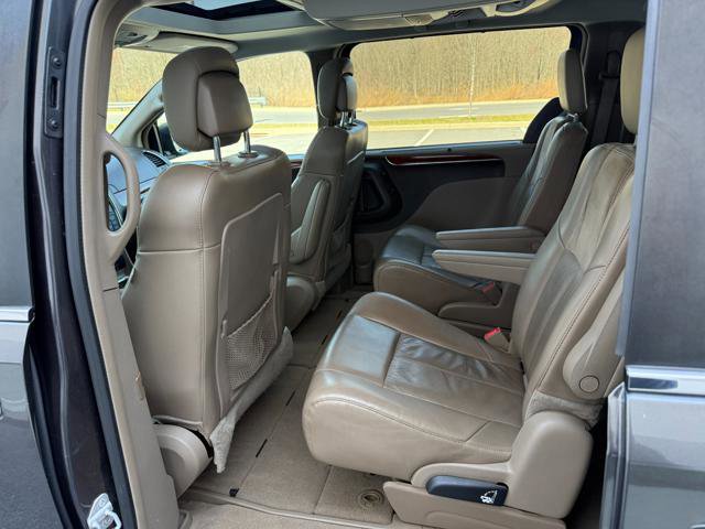 Used 2015 Chrysler Town & Country Limited Platinum w/ Trailer Tow Group FWD image 16