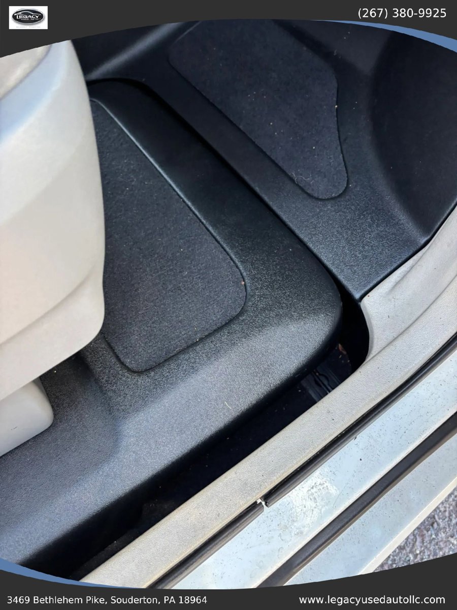Used 2010 Chrysler Town & Country Touring FWD image 56