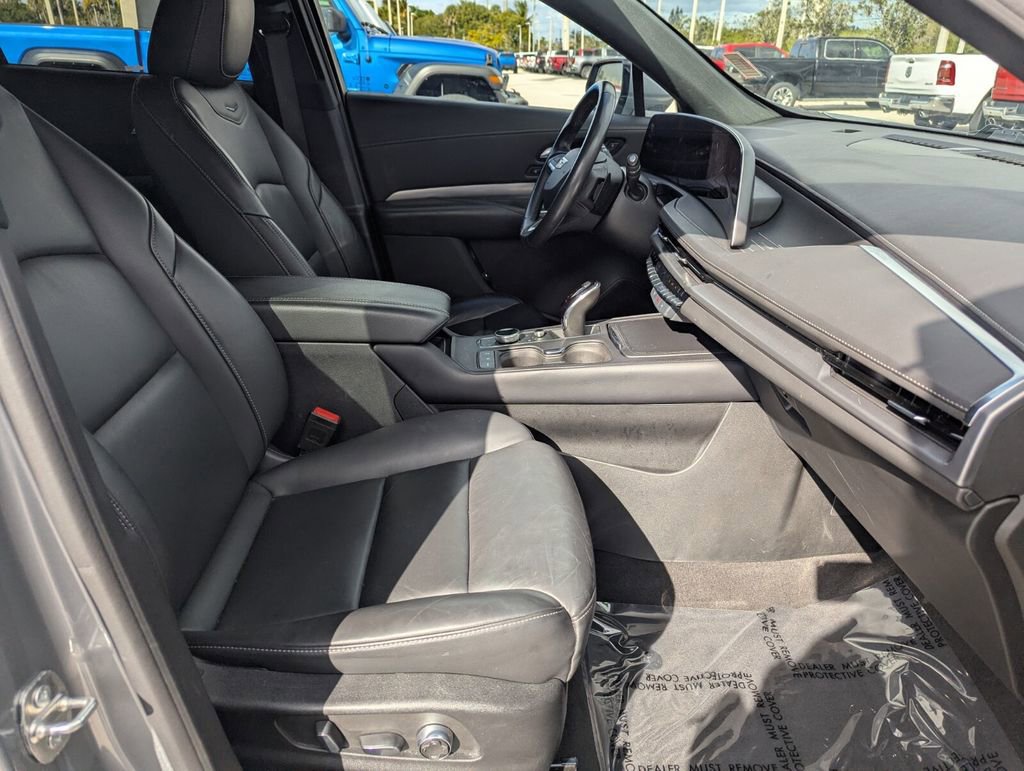 Used 2024 Cadillac XT4 Premium Luxury image 10
