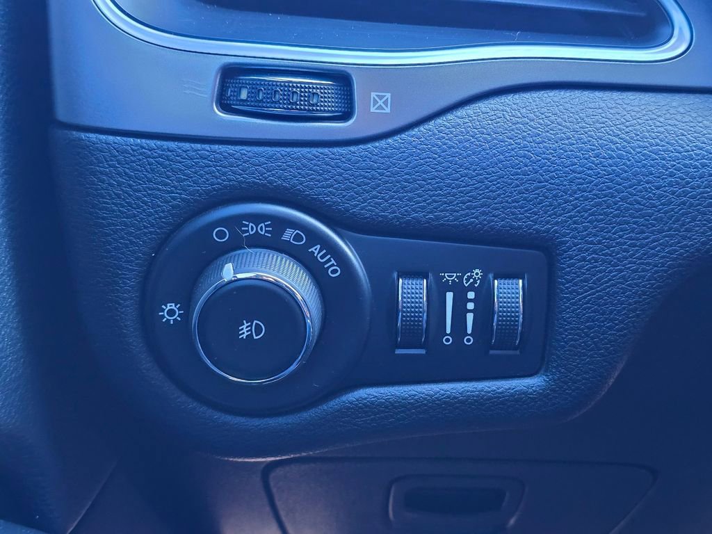 Used 2019 Jeep Cherokee Latitude Plus image 37