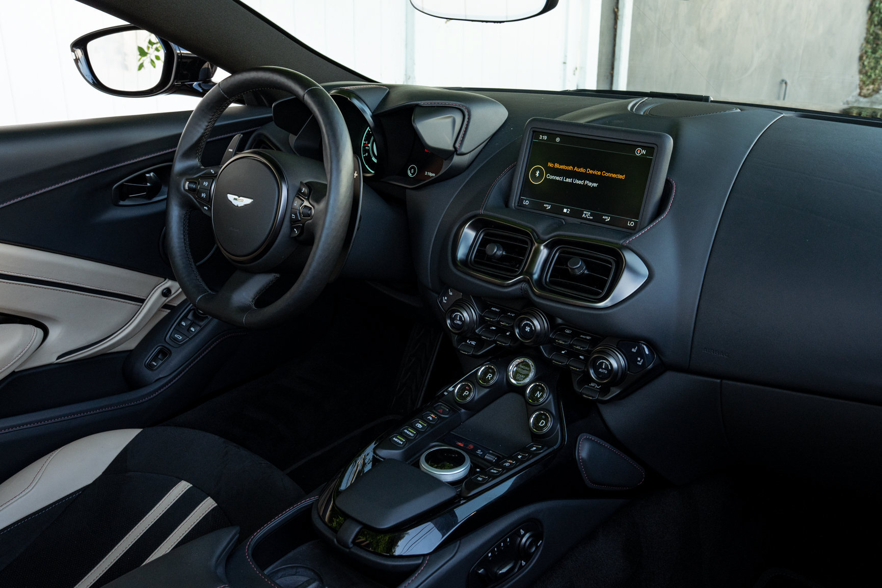 Used 2023 Aston Martin V8 Vantage Roadster RWD image 33