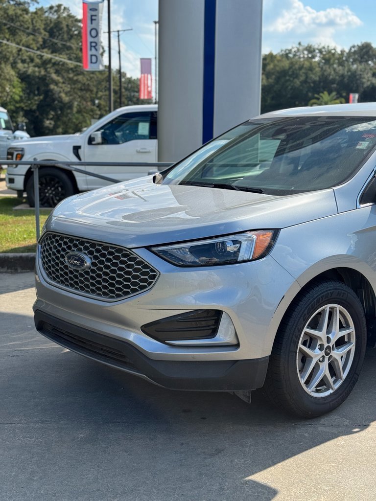 Used 2023 Ford Edge SEL image 2