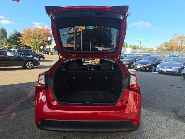 Used 2020 Toyota Prius L Eco w/ Carpet Mat Package FWD image 11