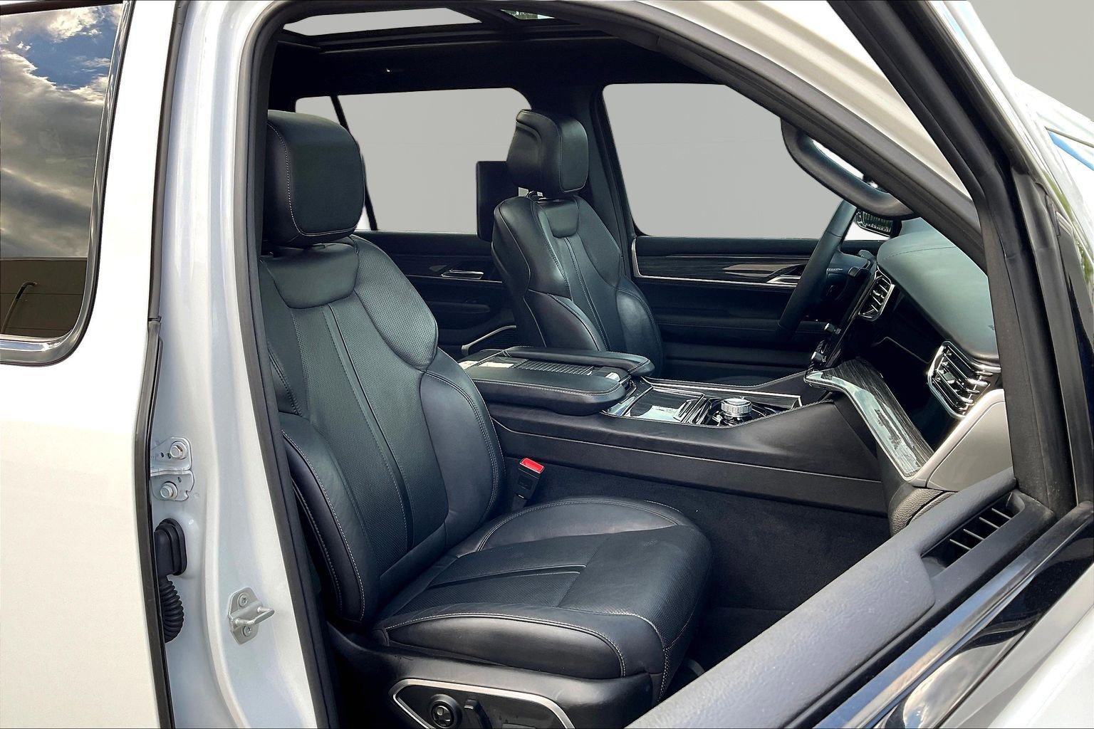 Used 2022 Jeep Wagoneer Series II w/ Premium Group I AWD/4WD image 29