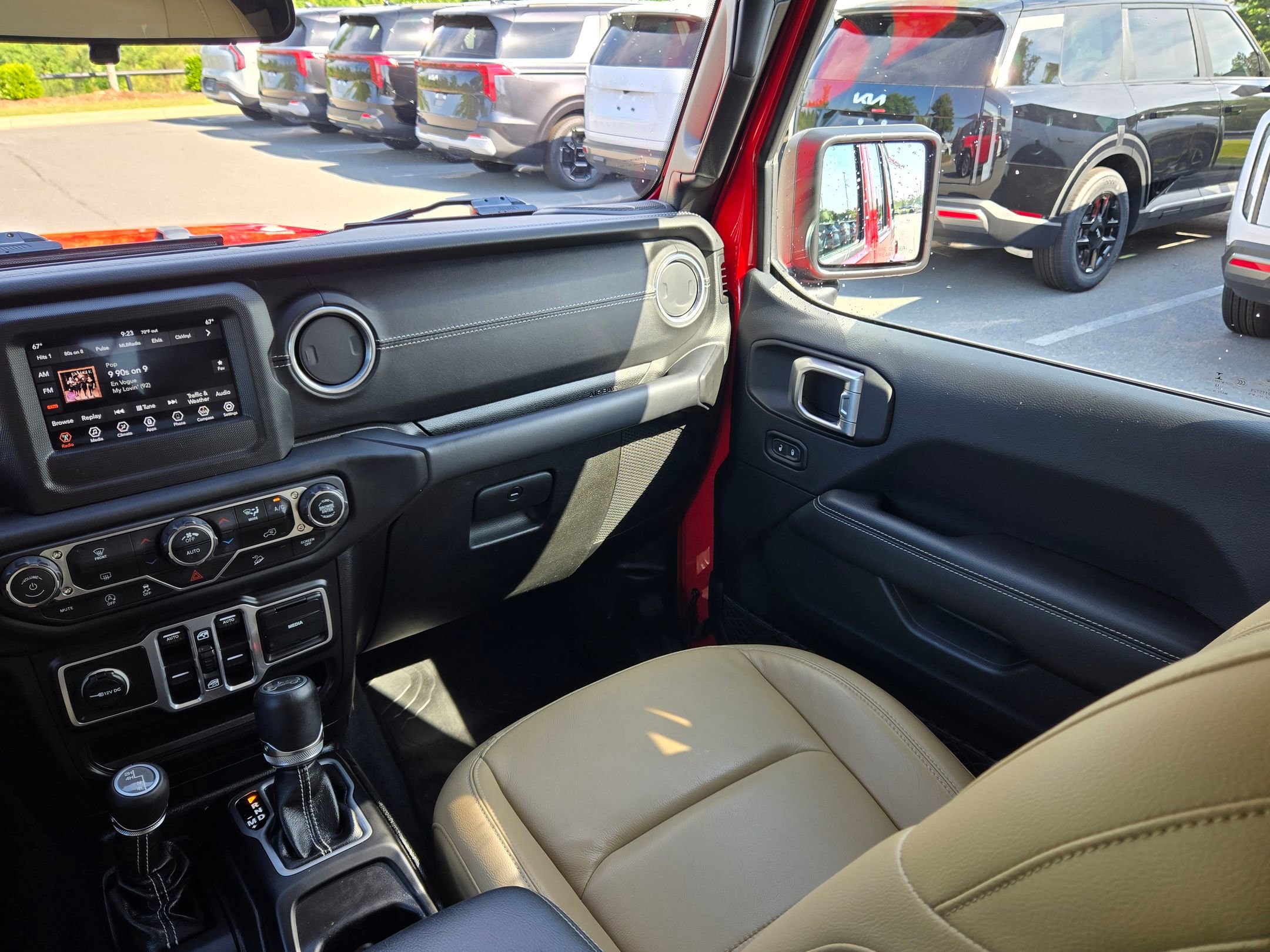 Used 2018 Jeep Wrangler Unlimited Sahara AWD/4WD image 11