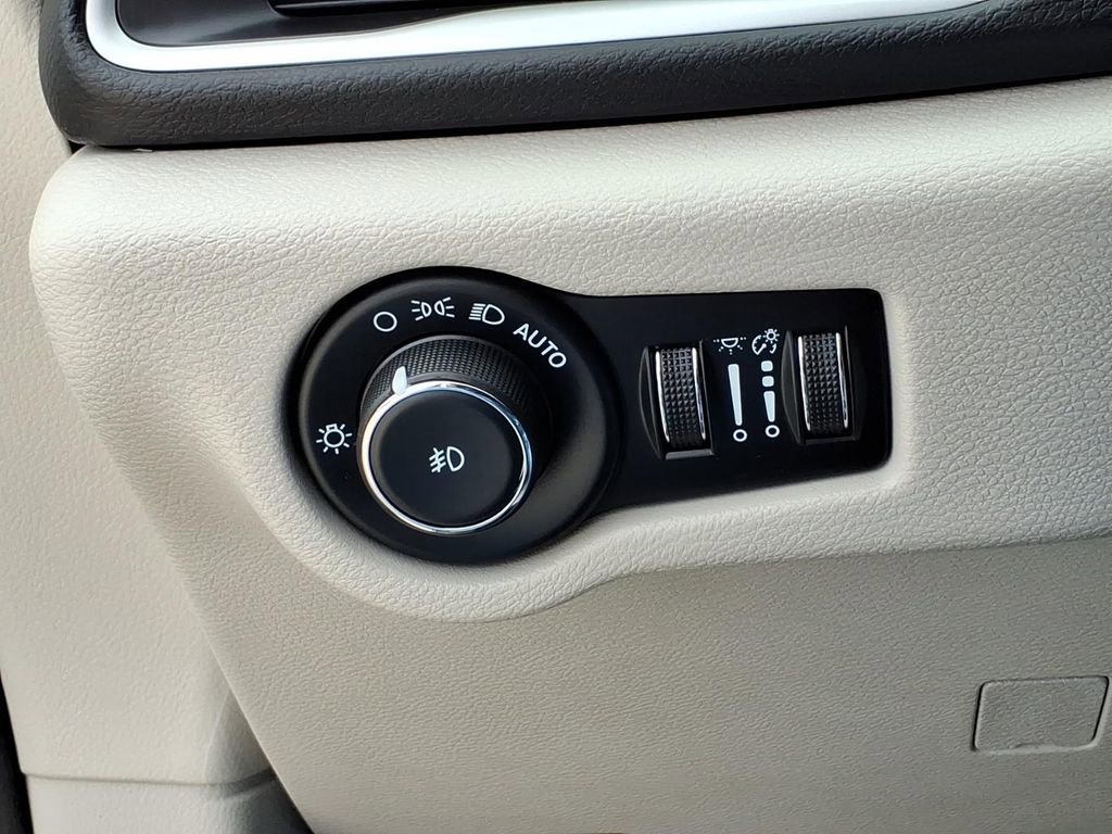 Used 2024 Chrysler Pacifica Touring-L FWD image 16