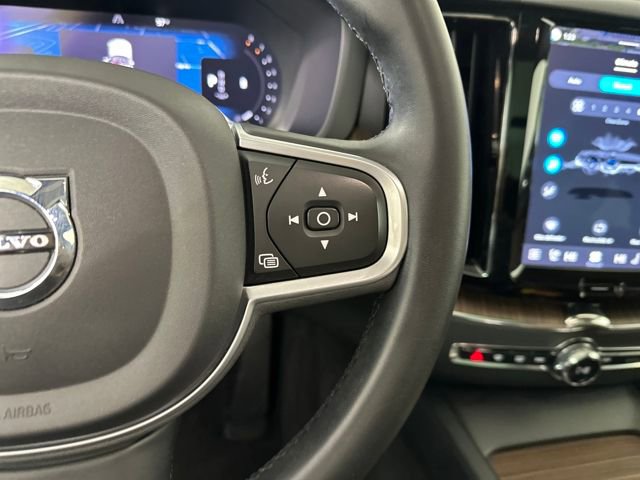 Used 2022 Volvo XC60 B5 Momentum w/ Climate Package image 16