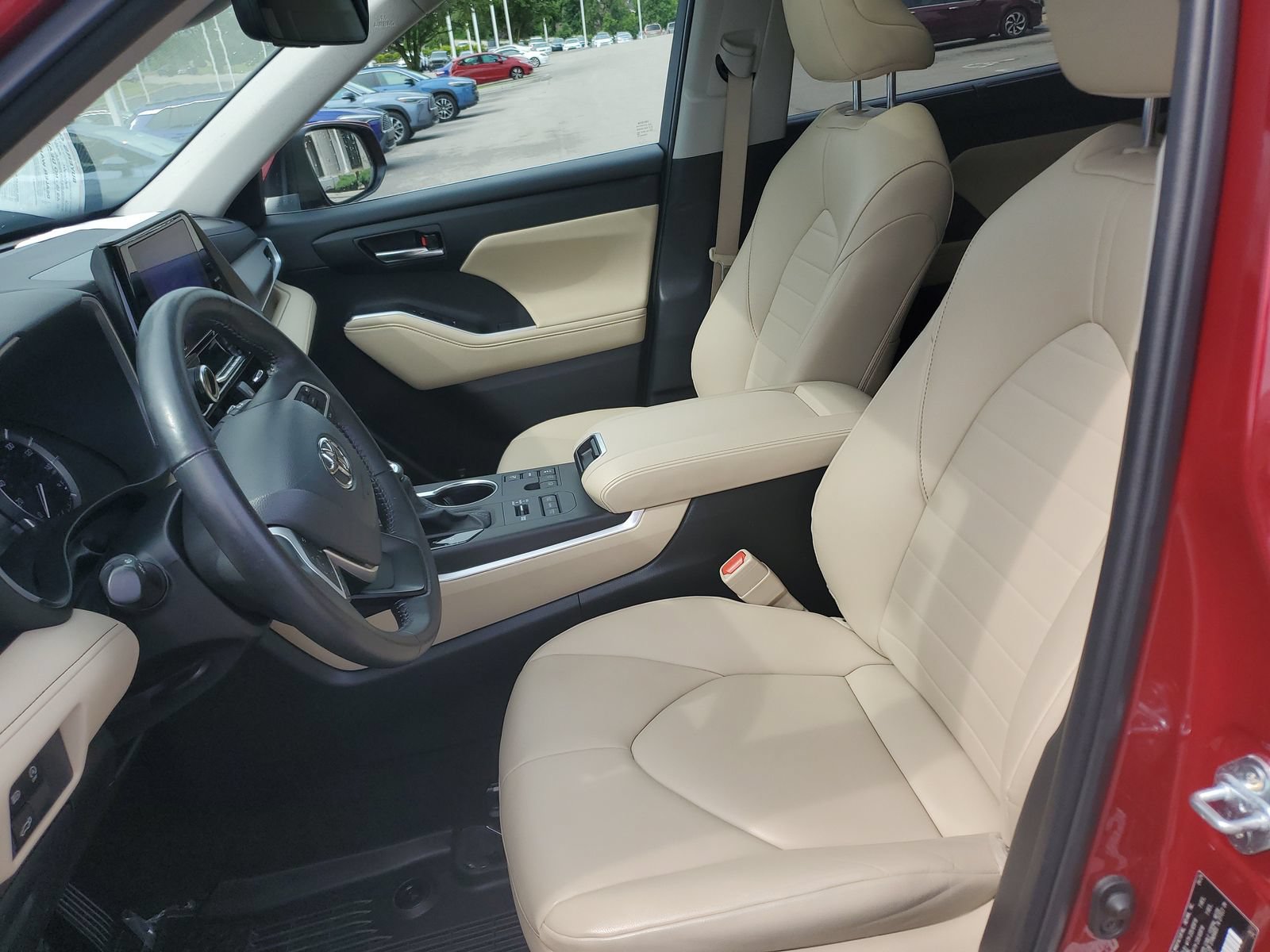 Certified 2024 Toyota Highlander XLE AWD/4WD image 18