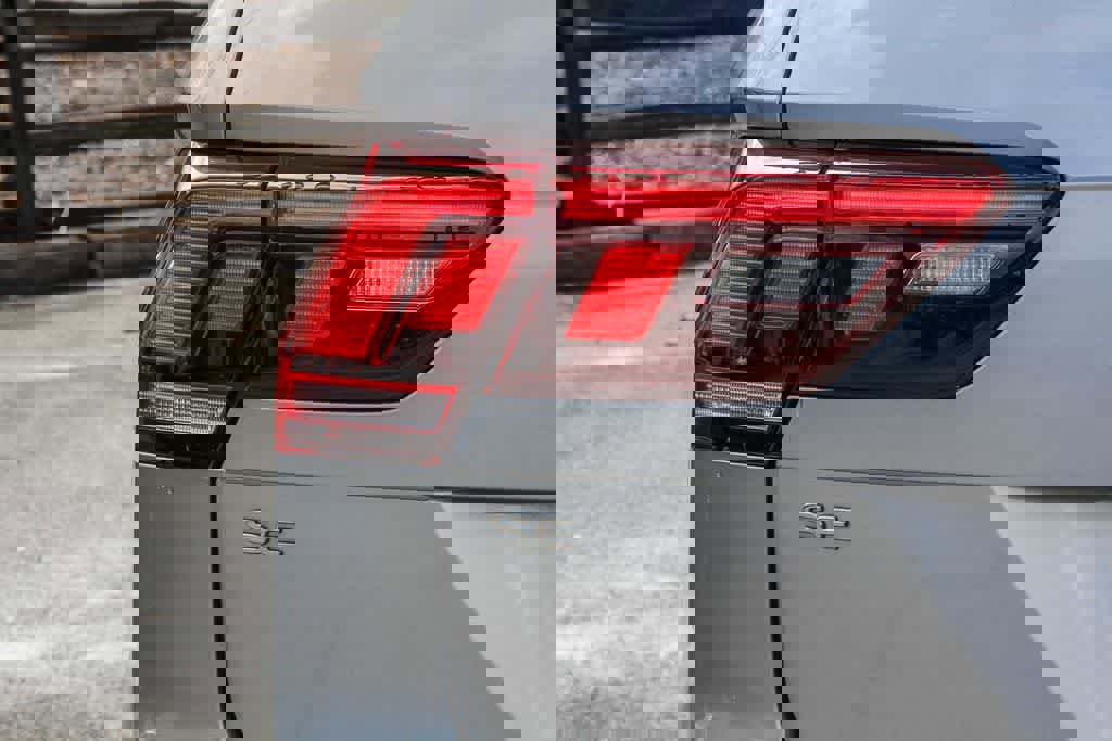 Used 2022 Volkswagen Tiguan SE w/ Panoramic Sunroof Package image 11