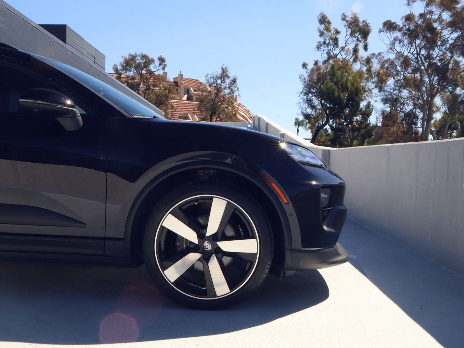 Certified 2024 Porsche Macan 4 Electric AWD/4WD image 11