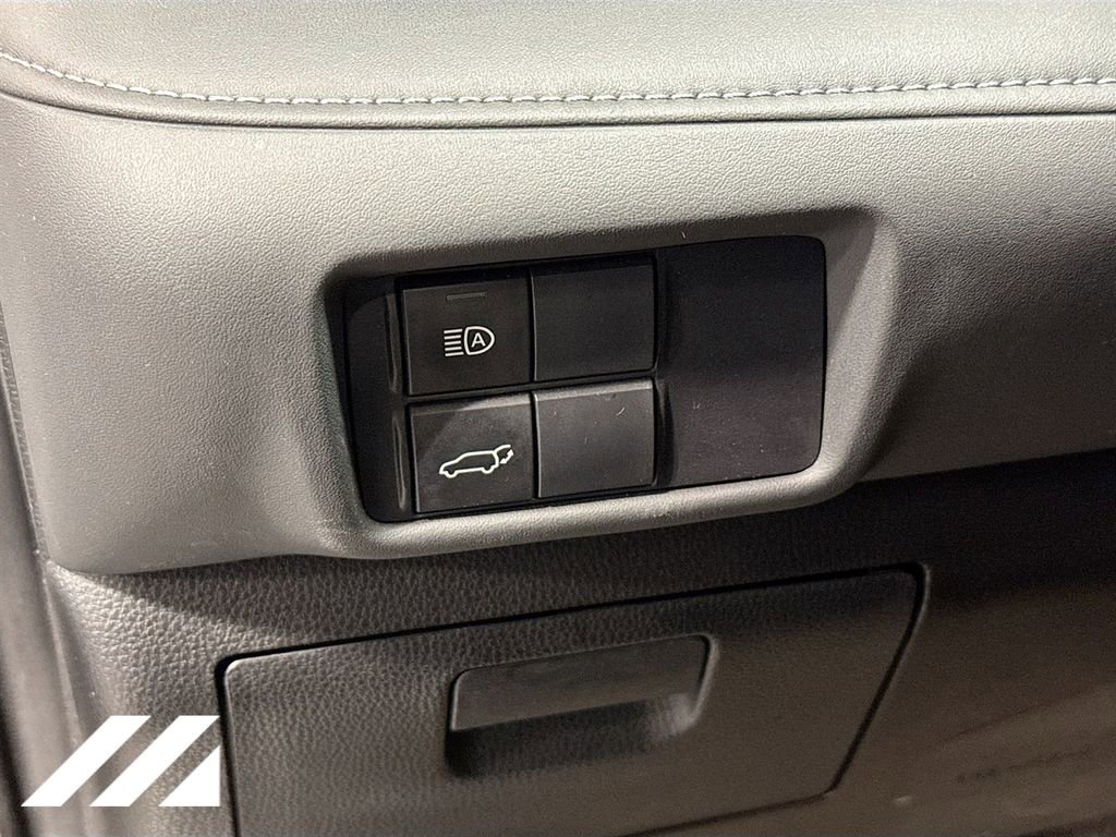 Used 2020 Toyota Highlander XLE image 10