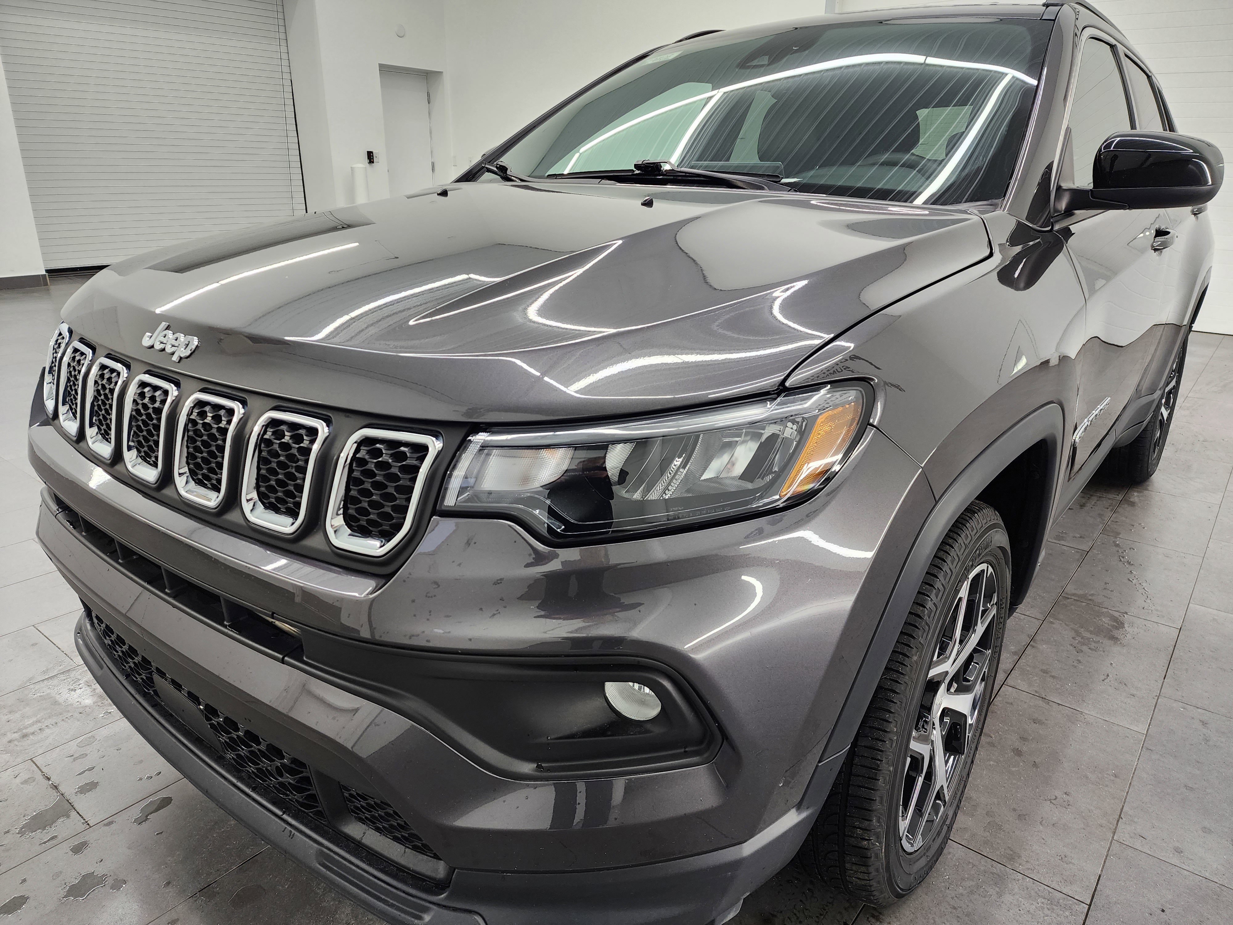 Used 2024 Jeep Compass Latitude image 7