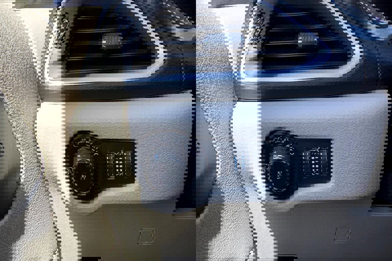 Used 2024 Chrysler Pacifica Touring-L FWD image 36