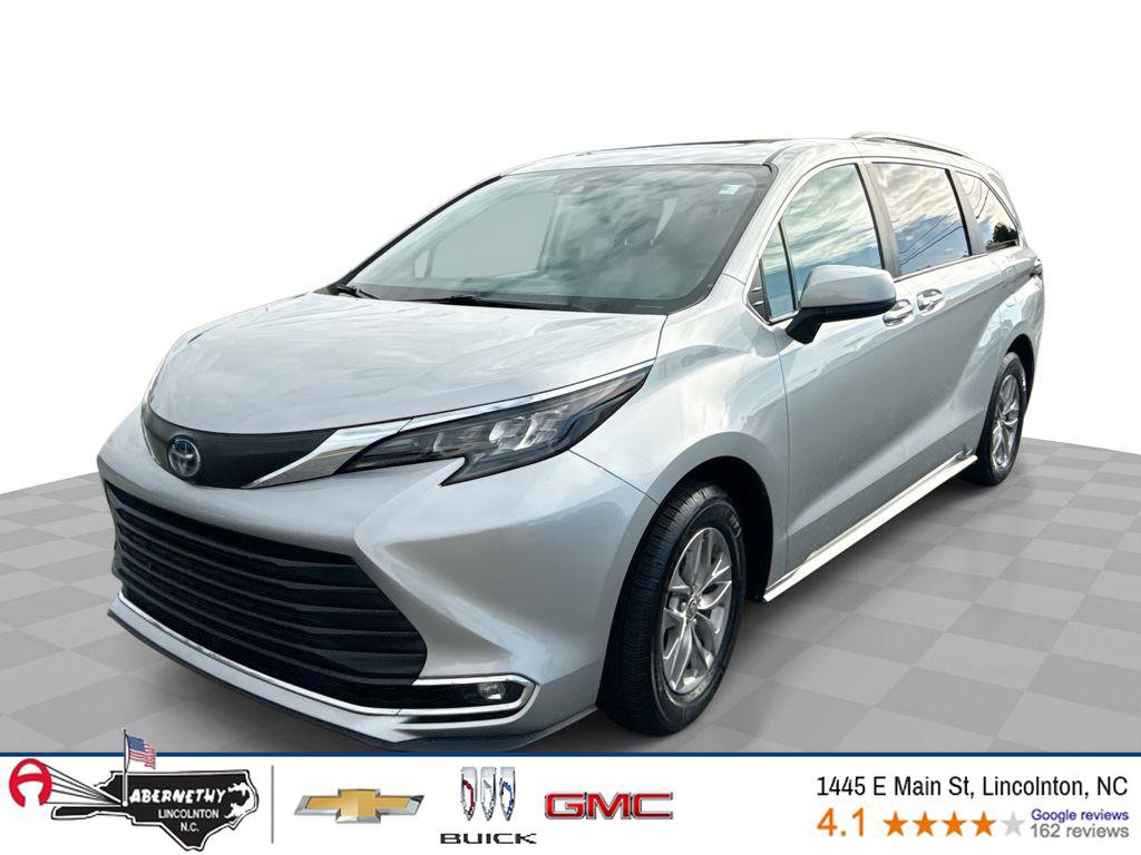 Used 2024 Toyota Sienna XLE image 1