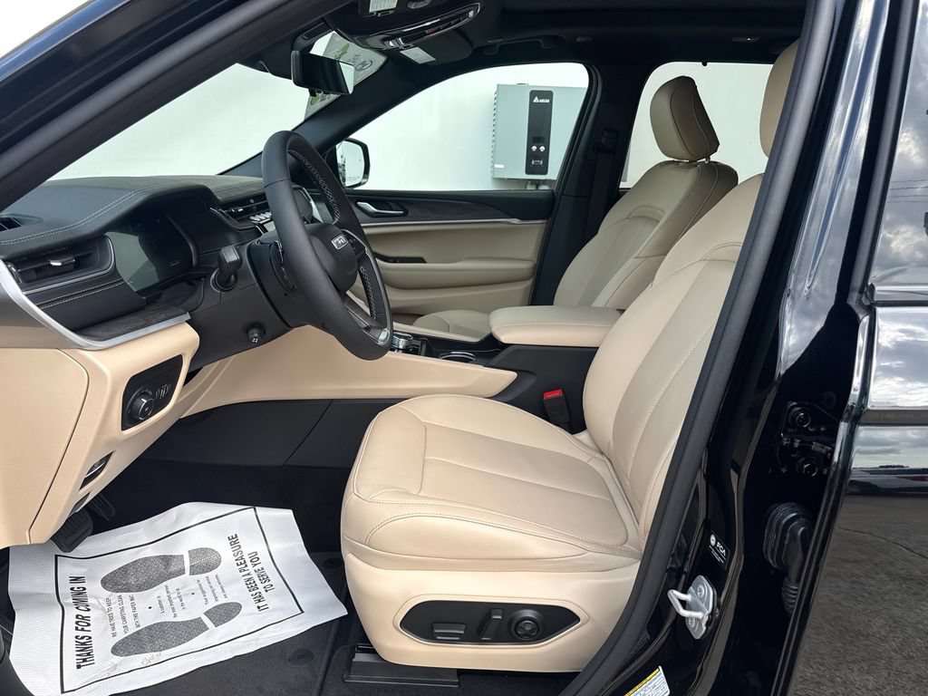 Used 2025 Jeep Grand Cherokee Limited w/ Luxury Tech Group II AWD/4WD image 8