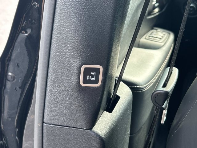 Used 2025 Chrysler Pacifica Select FWD image 19