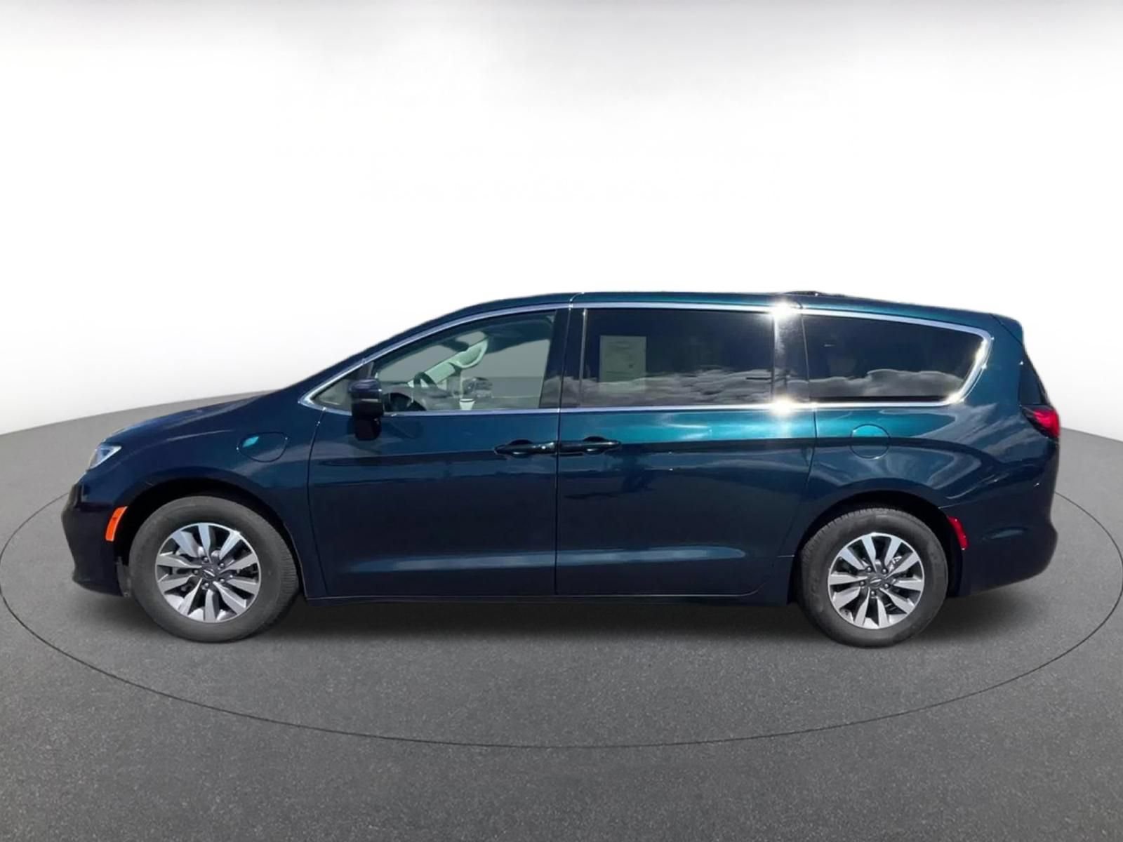 Used 2023 Chrysler Pacifica Touring-L FWD image 9