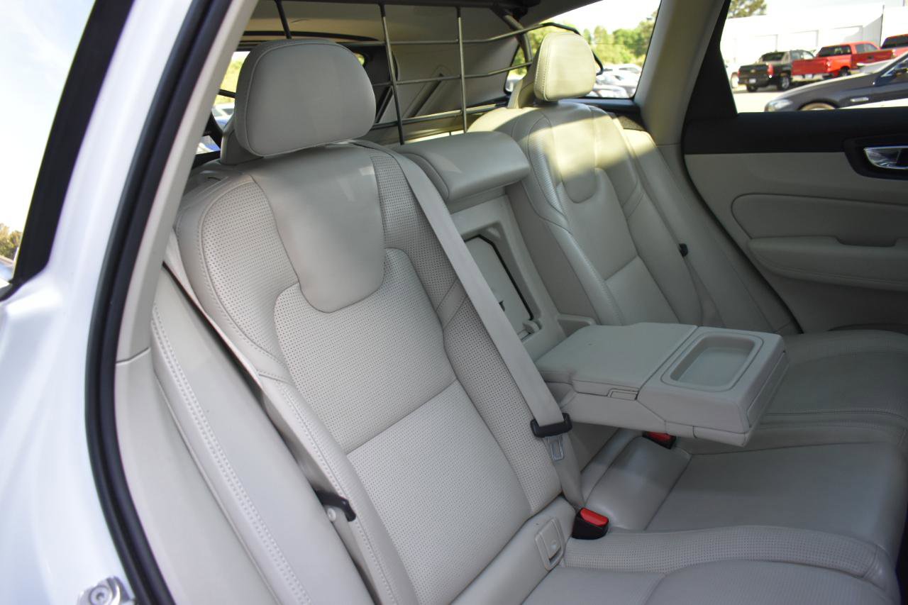 Used 2019 Volvo XC60 T8 Inscription w/ Advanced Package image 28