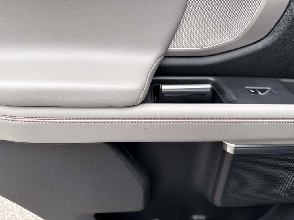 Used 2025 Ford Expedition Active AWD/4WD image 16